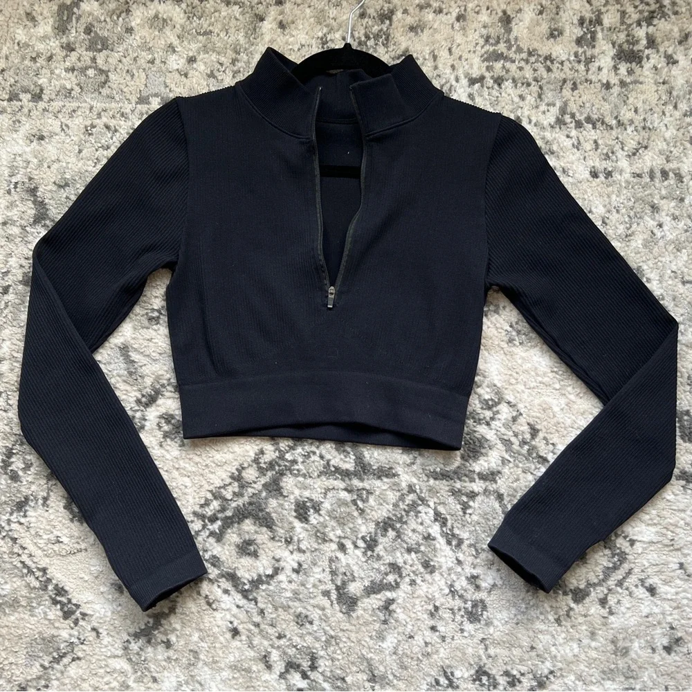 🔥Black Ribbed Zip-Up Crop Top - Picture 7 of 12